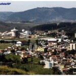 CACHOEIRA PAULISTA-SP-CHP019 - Vista parcial da cidade e, ao fundo , Santuário do Pai das Misericórdias; foto- Pedro Hummel (2012). Edição POSTAIS FILACAP.