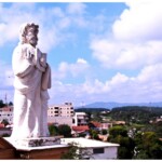 CACHOEIRA PAULISTA-SP-CHP021 - Detalhe de santo no topo da Igreja de Santo Antonio e ao fundo vista da cidade. Foto Pedro Hummel (24.04.2012). Edição POSTAIS FILACAP.